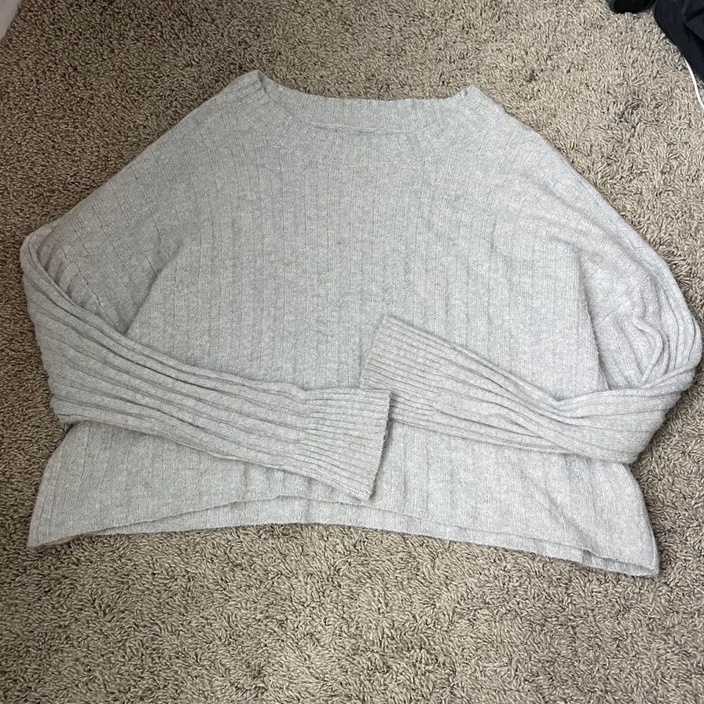 American eagle grey cropped knit sweater 
Worn a few times 
Super comfy